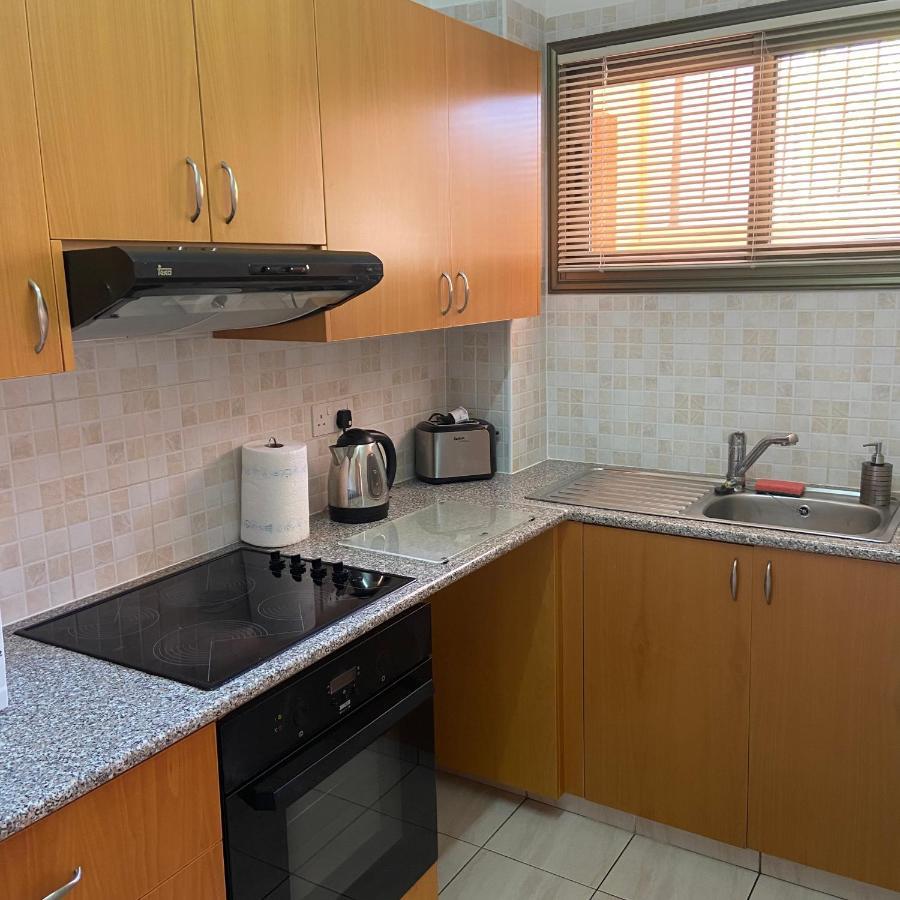 1 Bedroom Garden Flat, Sleeps 4 Apartment Paphos