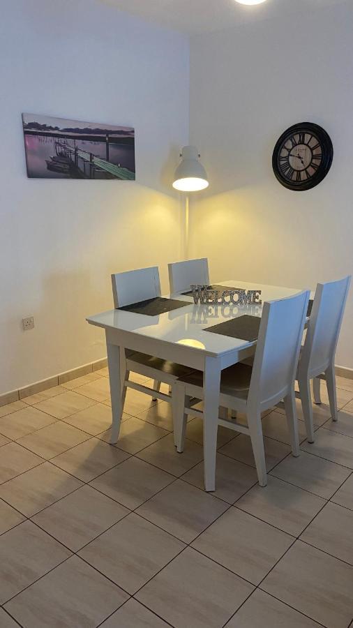 1 Bedroom Garden Flat, Sleeps 4 Apartment