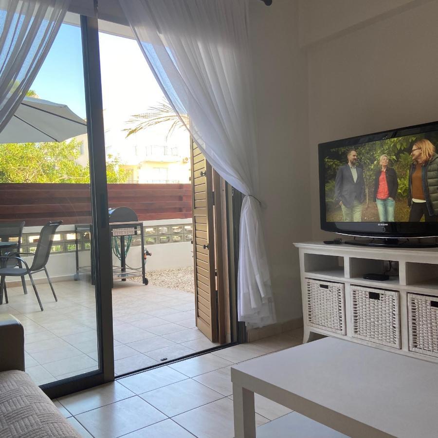 1 Bedroom Garden Flat, Sleeps 4 Apartment